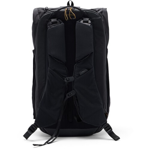Peak-Design-25L-Black-Outdoor-4